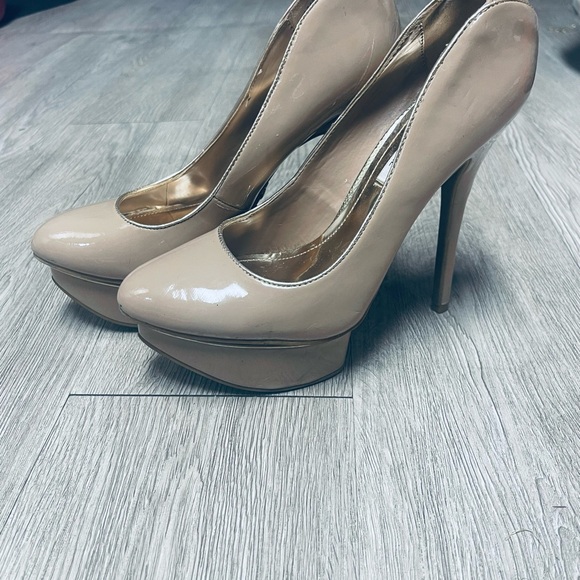 WORN- Jennifer Lopez pumps, beige color with a heel over 4 inches, size 7 1/2. - Picture 2 of 6